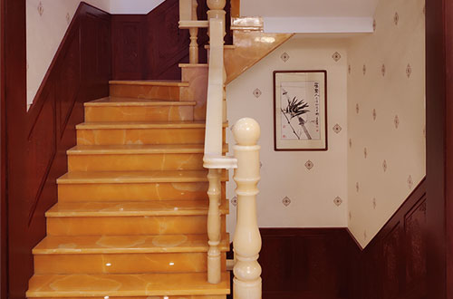 望谟中式别墅室内汉白玉石楼梯的定制安装装饰效果